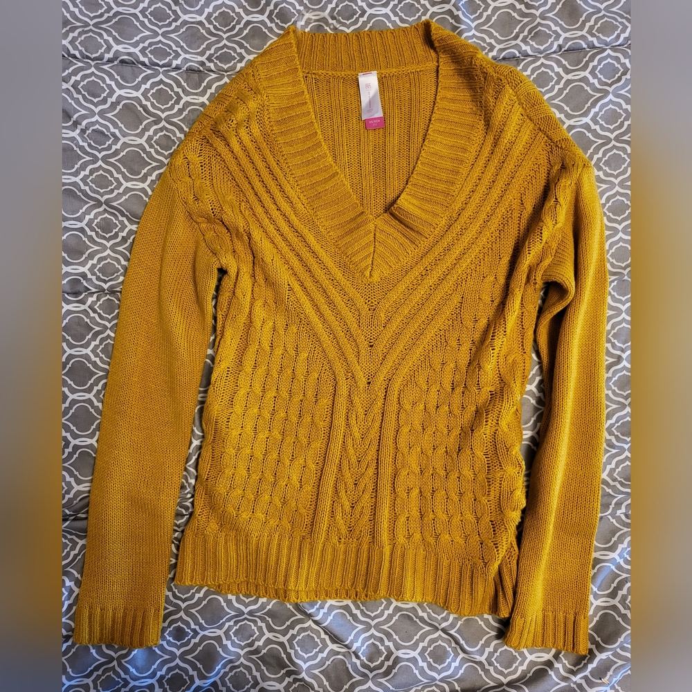 V next NO boundaries sweater